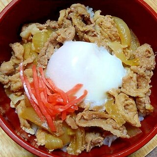 豚こま切れで豚丼温玉紅生姜添え